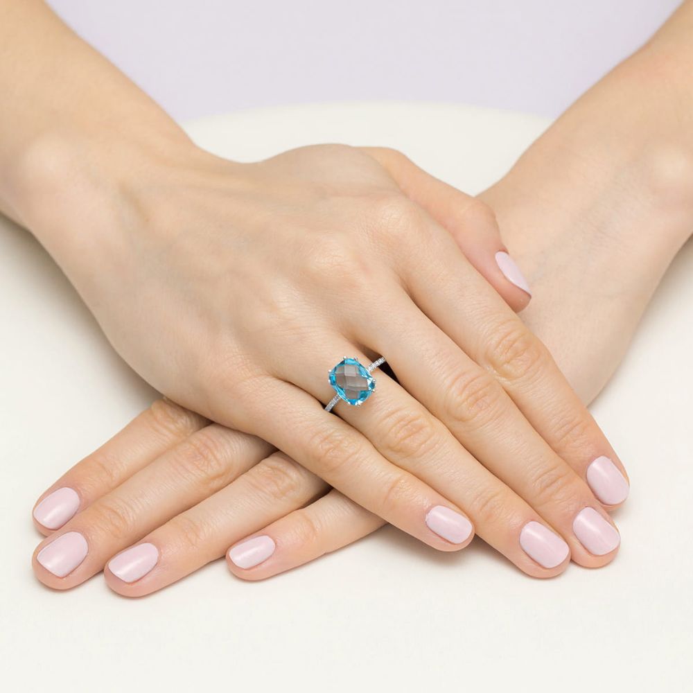 Pierścionek z topazem Swiss Blue 3,00 ct i brylantami, żółte złoto 585, zdjęcie na dłoni