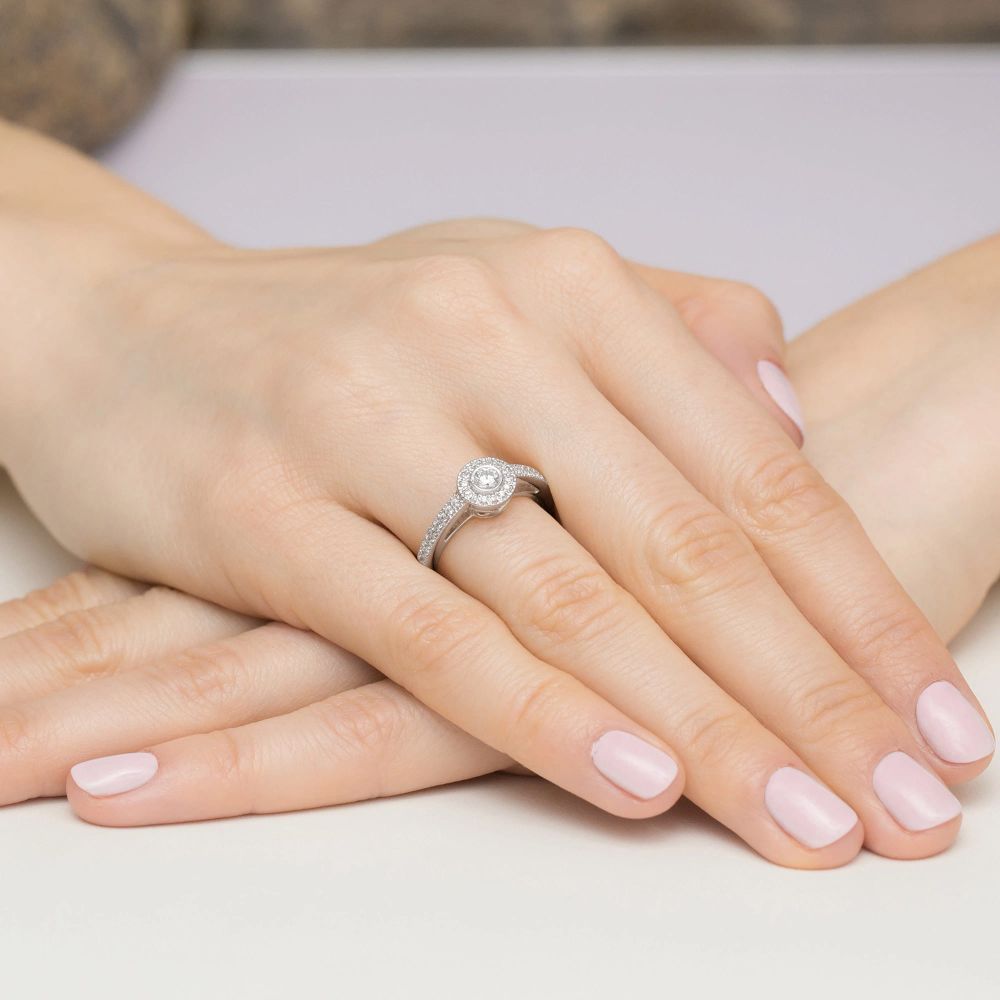 Pierścionek z brylantami 0,38 ct, białe złoto 585, zdjęcie na dłoni