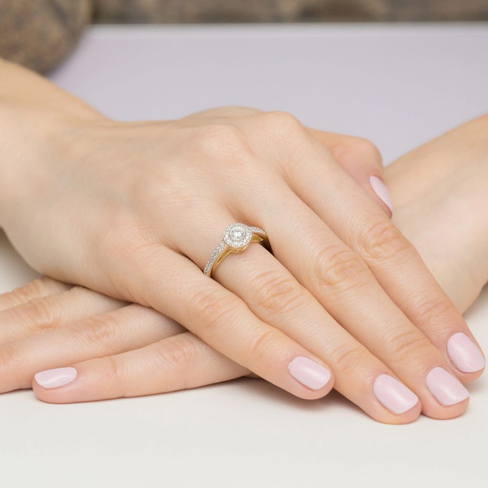 Pierścionek z brylantami 0,38 ct, żółte złoto 585, zdjęcie na dłoni