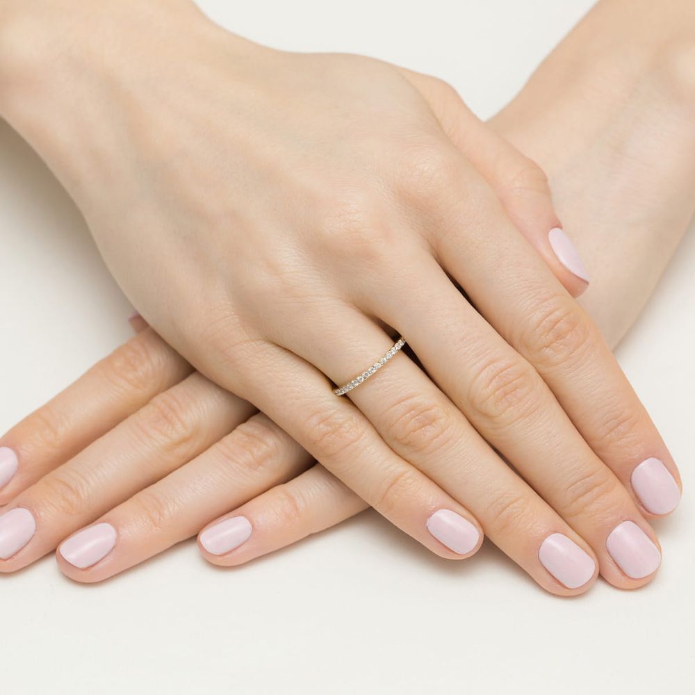 Pierścionek z diamentami laboratoryjnymi 0,18 ct, żółte złoto 585, zdjęcie na dłoni