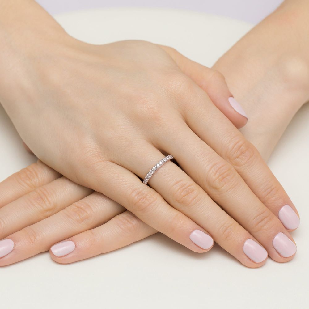Pierścionek z brylantami 0,34 ct, różowe złoto 585, zdjęcie na dłoni