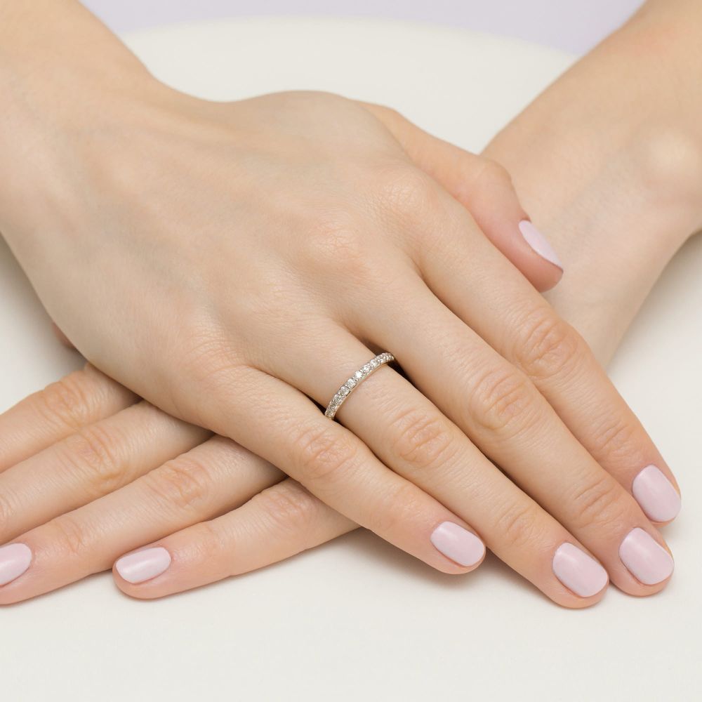 Pierścionek z brylantami 0,34 ct, żółte złoto 585, zdjęcie na dłoni