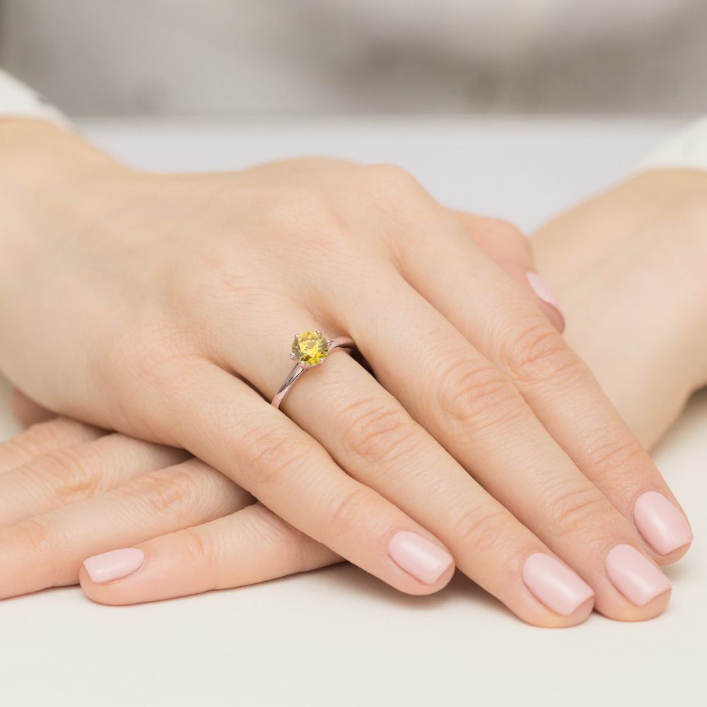 Pierścionek z żółtym diamentem laboratoryjnym 1,00 ct, różowe złoto 585, zdjęcie na dłoni