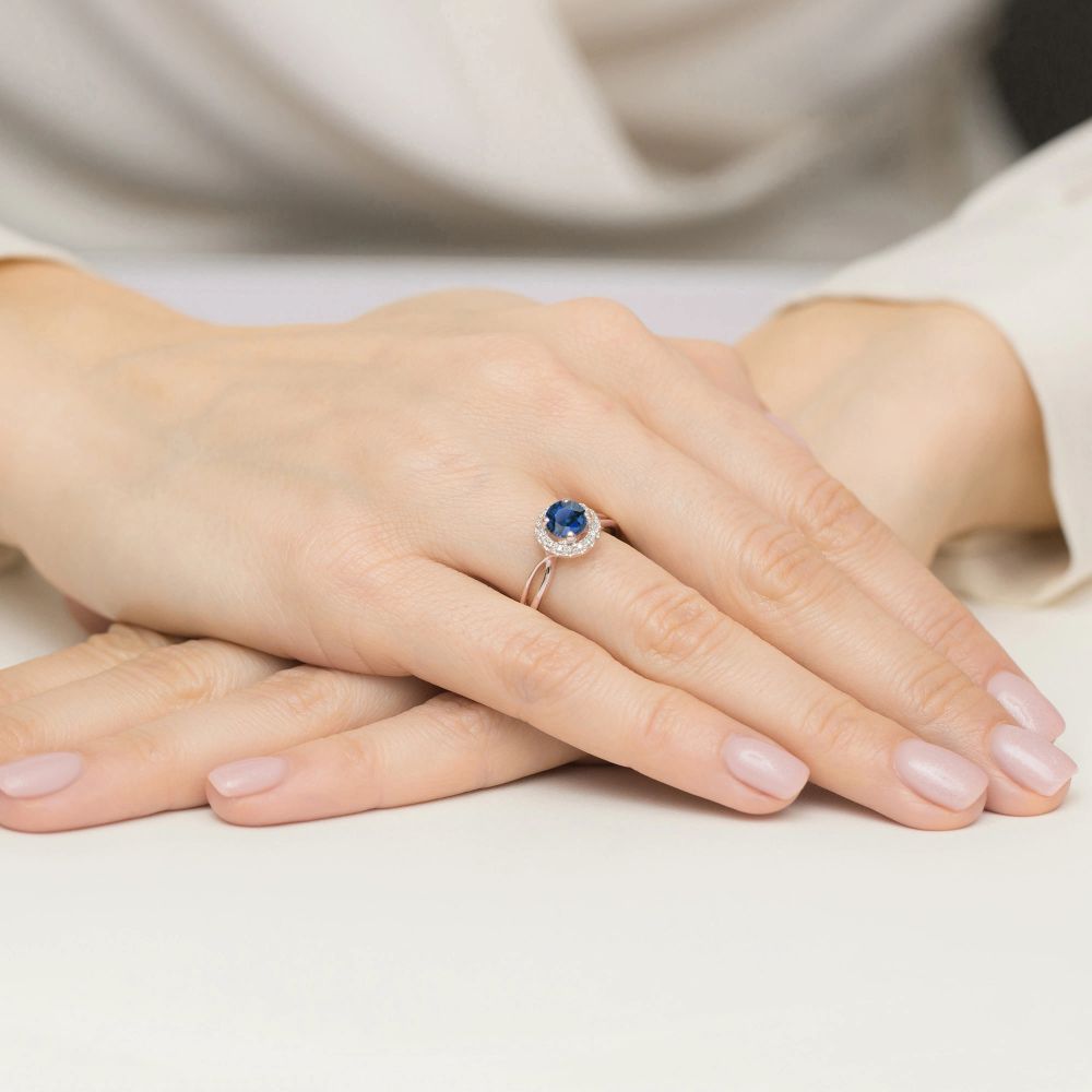 Pierścionek ze szafirem 1,00 ct i brylantami, różowe złoto 585, zdjęcie na dłoni