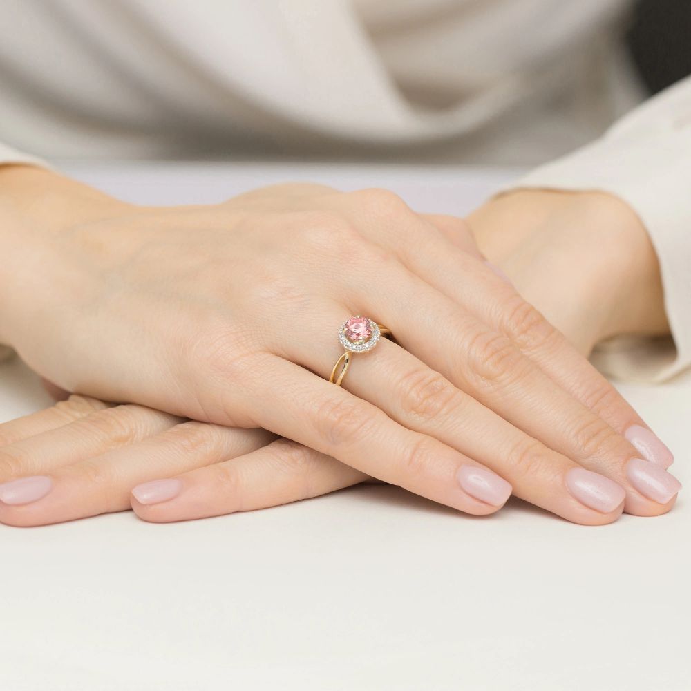 Pierścionek z różowym diamentem laboratoryjnym 0,58 ct, żółte złoto 585, zdjęcie na dłoni