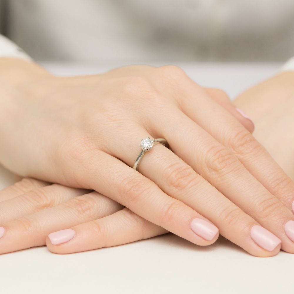 Pierścionek z brylantami 0,46 ct, białe złoto 585, zdjęcie na dłoni