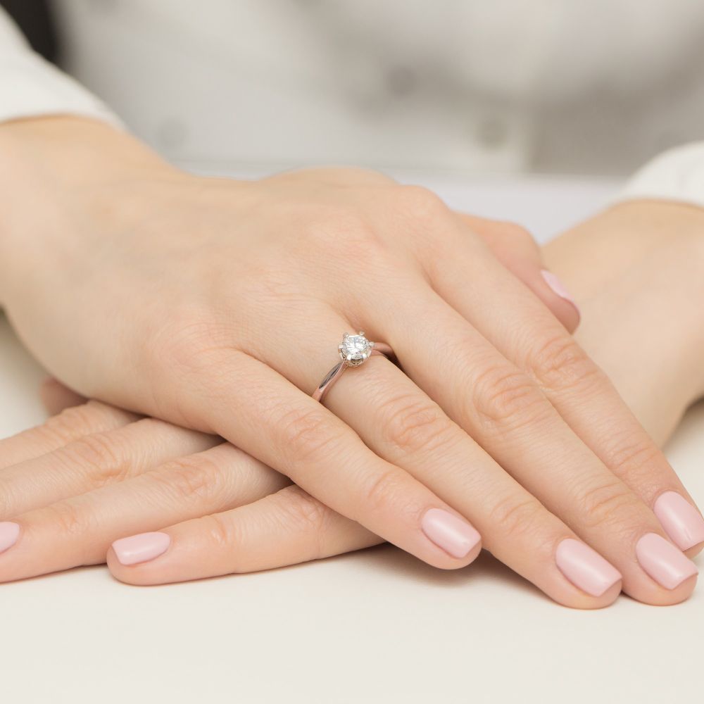 Pierścionek z brylantami 0,76 ct, różowe złoto 585, zdjęcie na dłoni