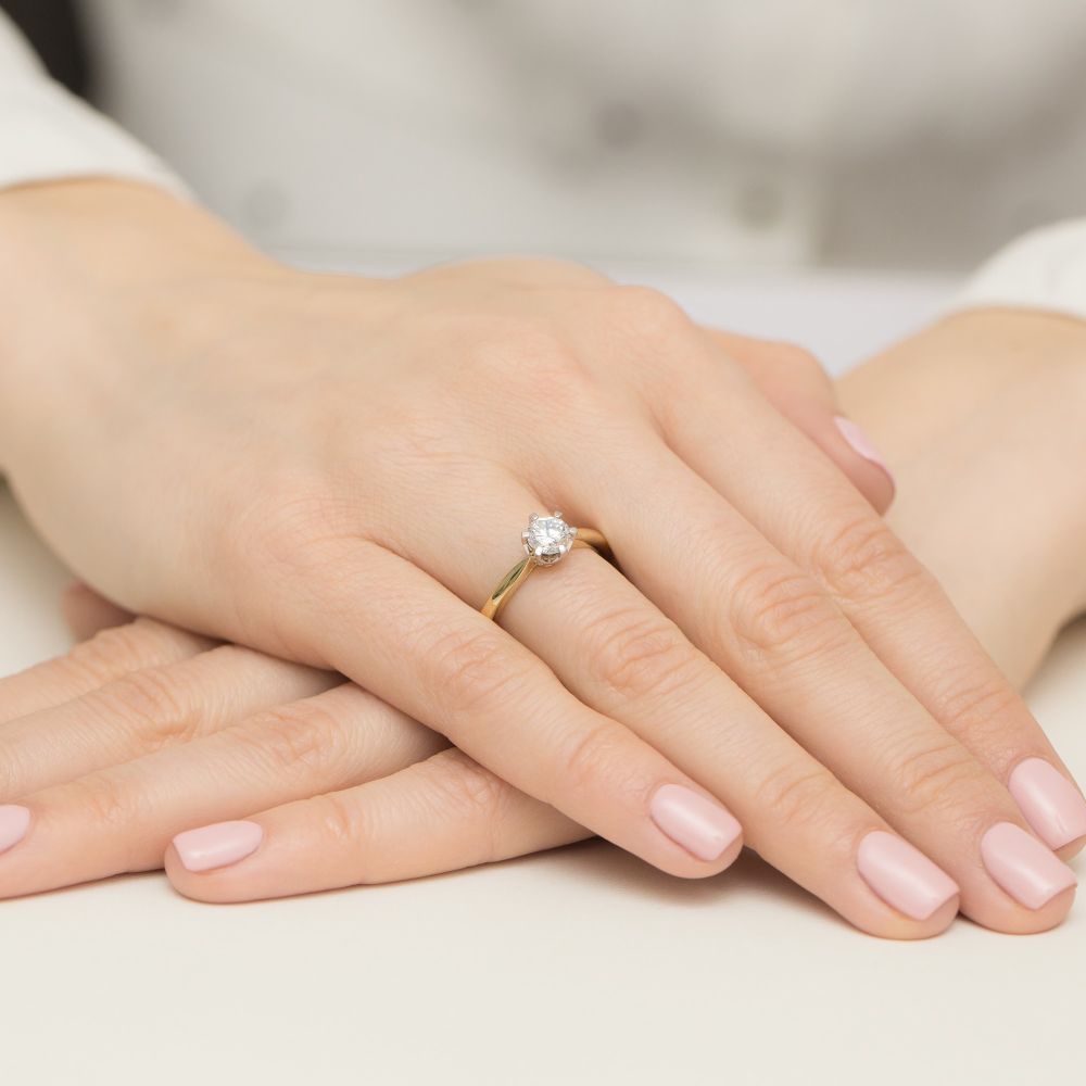 Pierścionek z brylantami 0,76 ct, żółte złoto 585, zdjęcie na dłoni