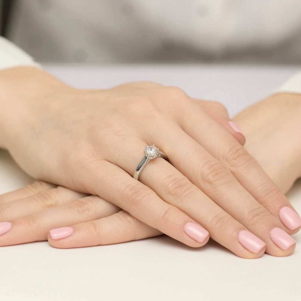 Pierścionek z diamentem laboratoryjnym 0,70 ct, białe złoto 585, zdjęcie na dłoni