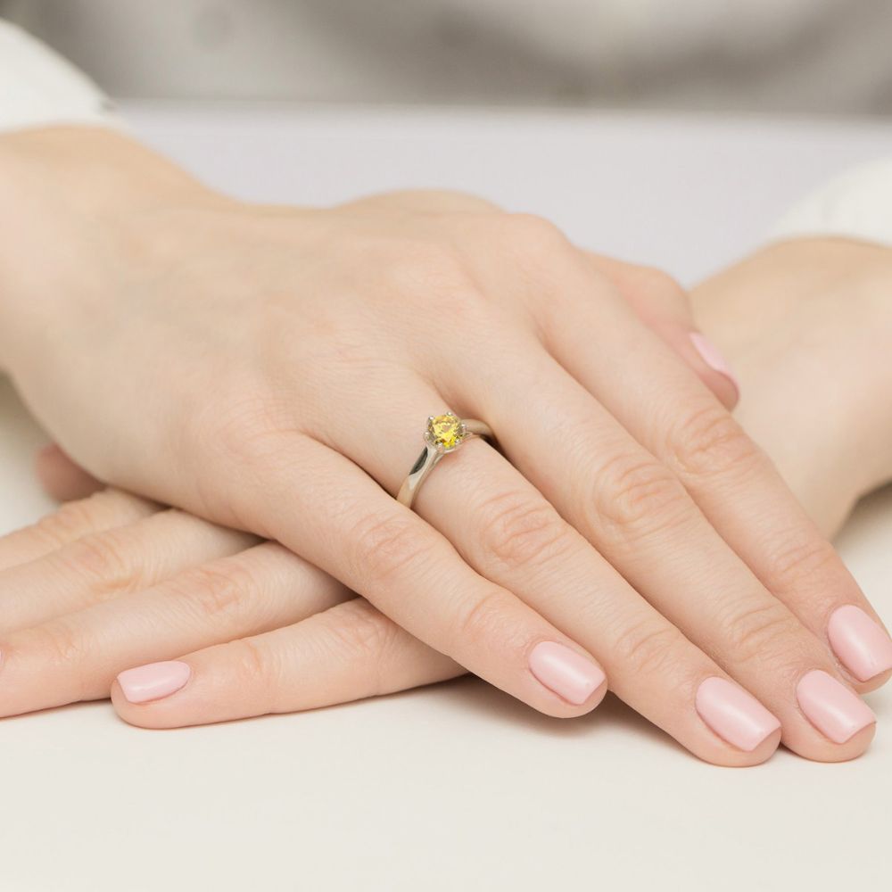 Pierścionek z żółtym diamentem laboratoryjnym 0,50 ct, białe złoto 585, zdjęcie na dłoni