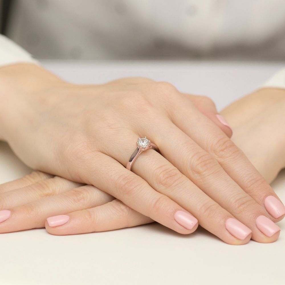 Pierścionek z diamentem laboratoryjnym 0,70 ct, różowe złoto 585, zdjęcie na dłoni