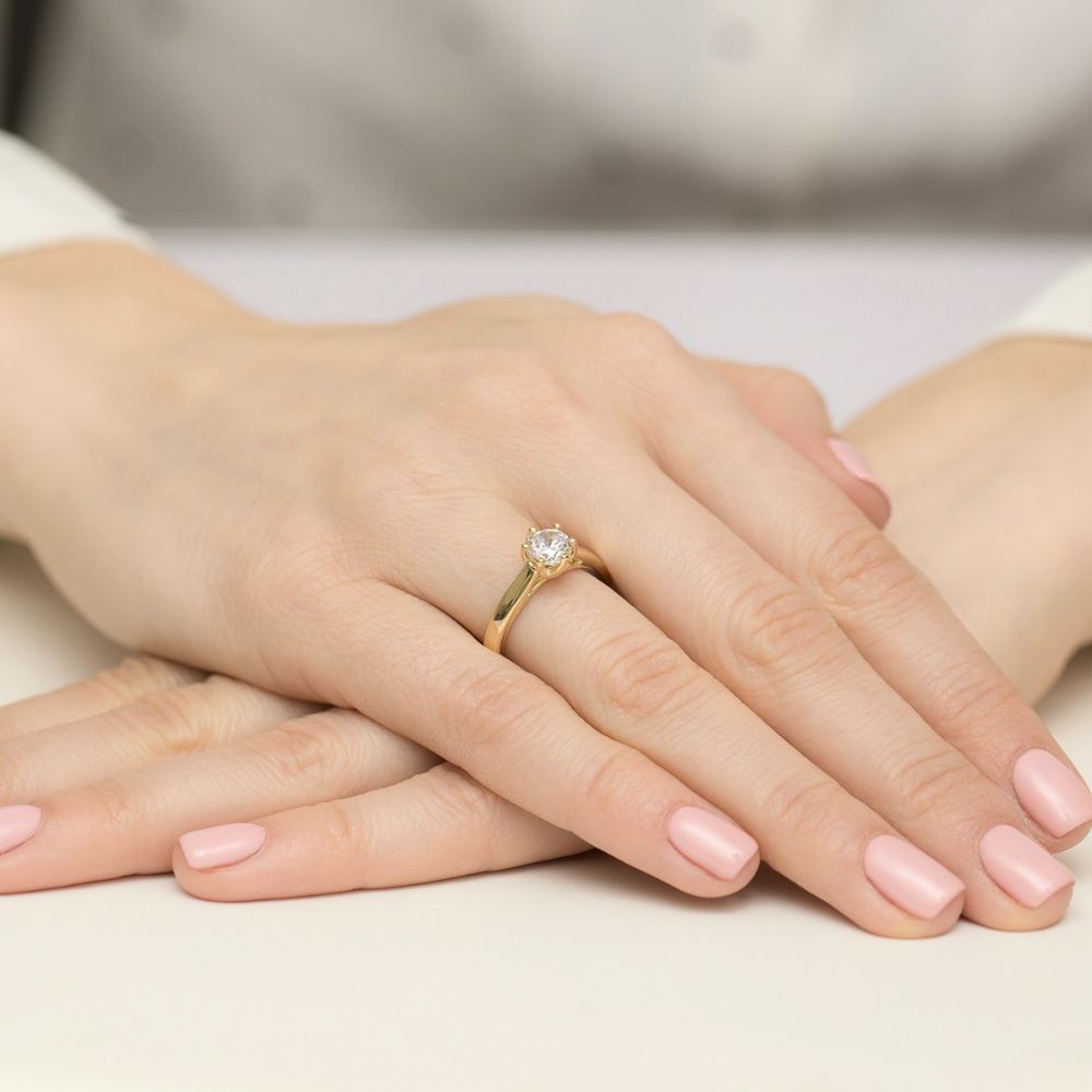 Pierścionek z diamentem laboratoryjnym 0,70 ct, żółte złoto 585, zdjęcie na dłoni