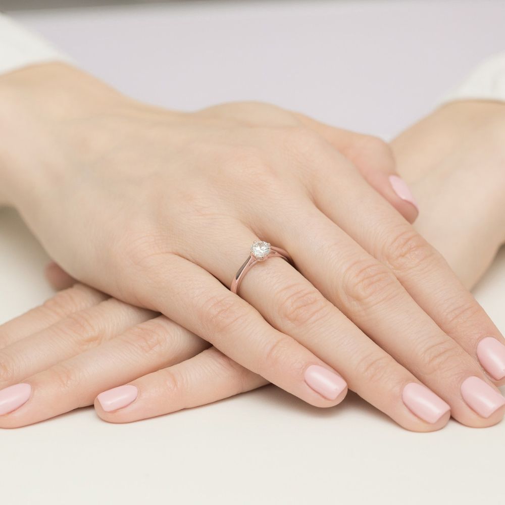 Pierścionek zaręczynowy z brylantem 0,50 ct, różowe złoto 585, zdjęcie na dłoni