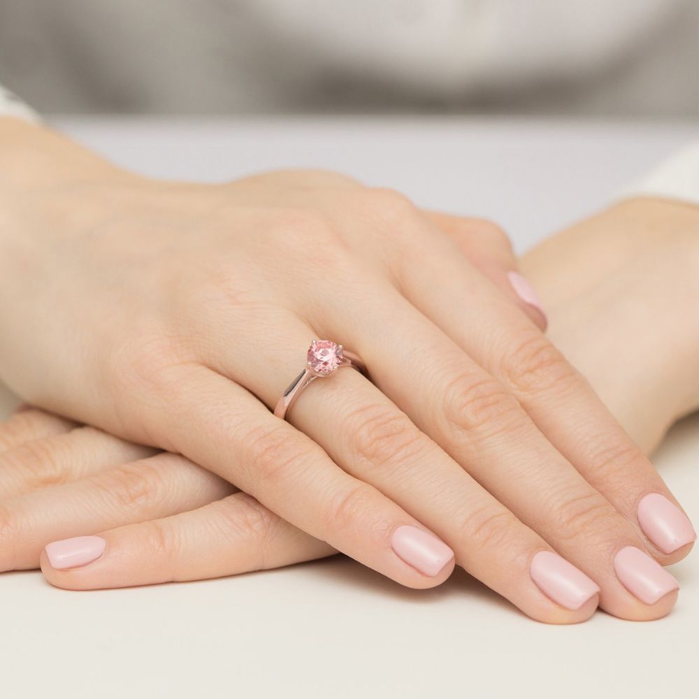 Pierścionek z żółtym diamentem laboratoryjnym 0,50 ct, różowe złoto 585, zdjęcie na dłoni