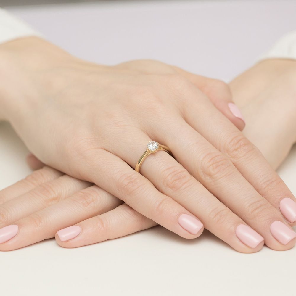 Pierścionek zaręczynowy z brylantem 0,50 ct, żółte złoto 585, zdjęcie na dłoni