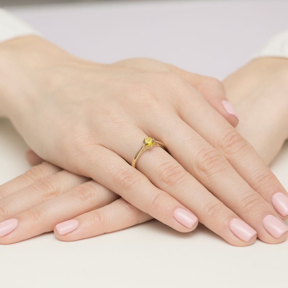 Pierścionek z żółtym diamentem laboratoryjnym 0,50 ct, żółte złoto 585, zdjęcie na dłoni