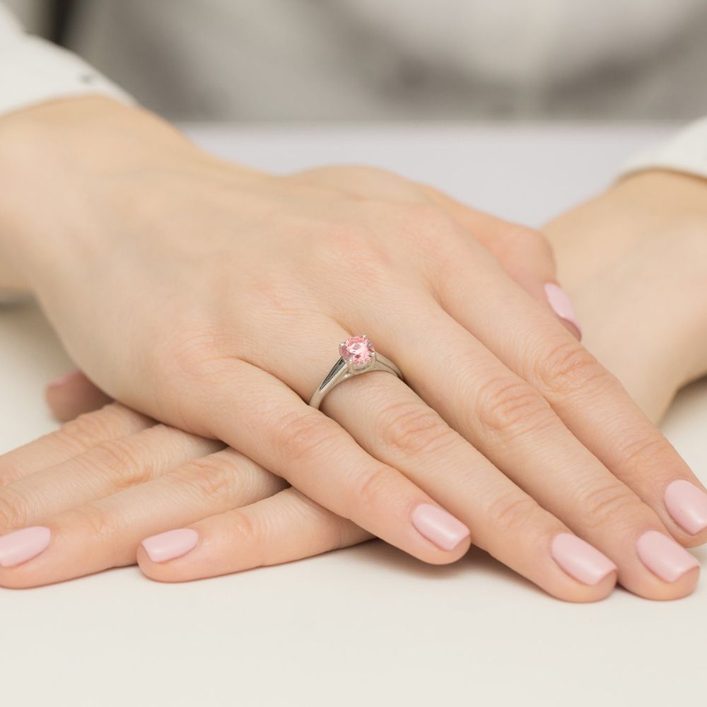 Pierścionek z różowym diamentem laboratoryjnym 1,00 ct, białe złoto 585, zdjęcie na dłoni