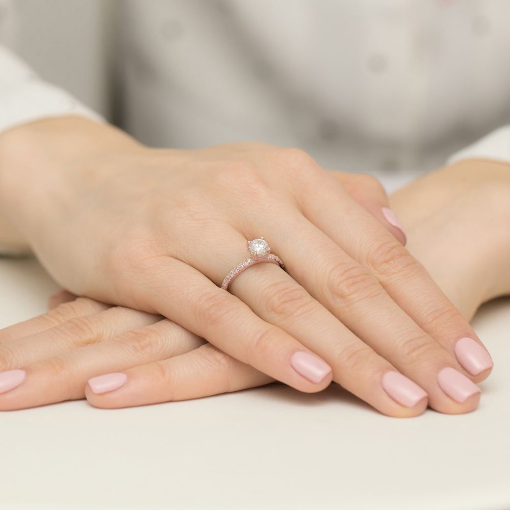 Pierścionek z brylantami 0,96 ct, różowe złoto 585, zdjęcie na dłoni