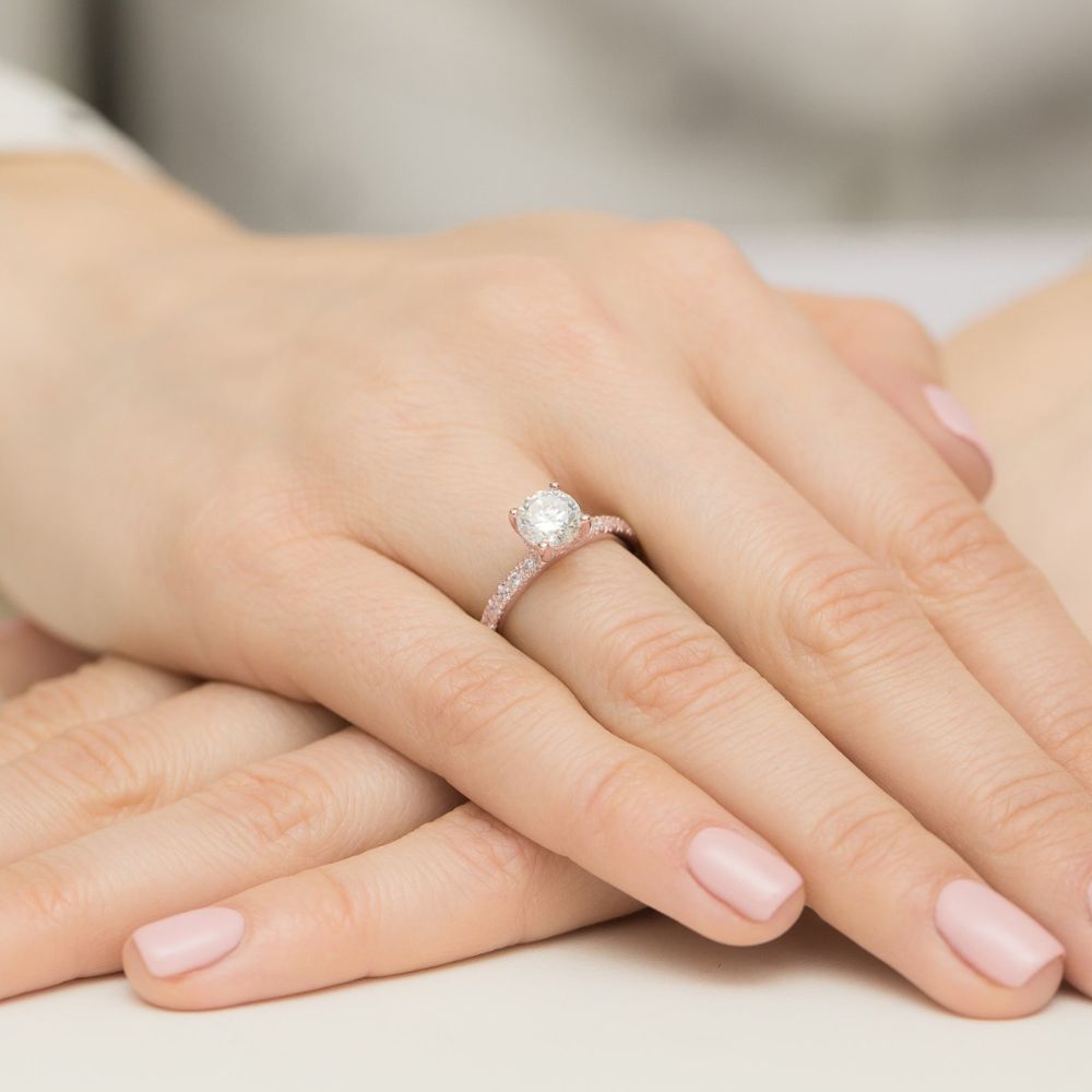 Pierścionek z diamentem laboratoryjnym 1,26 ct, różowe złoto 585, zdjęcie na dłoni