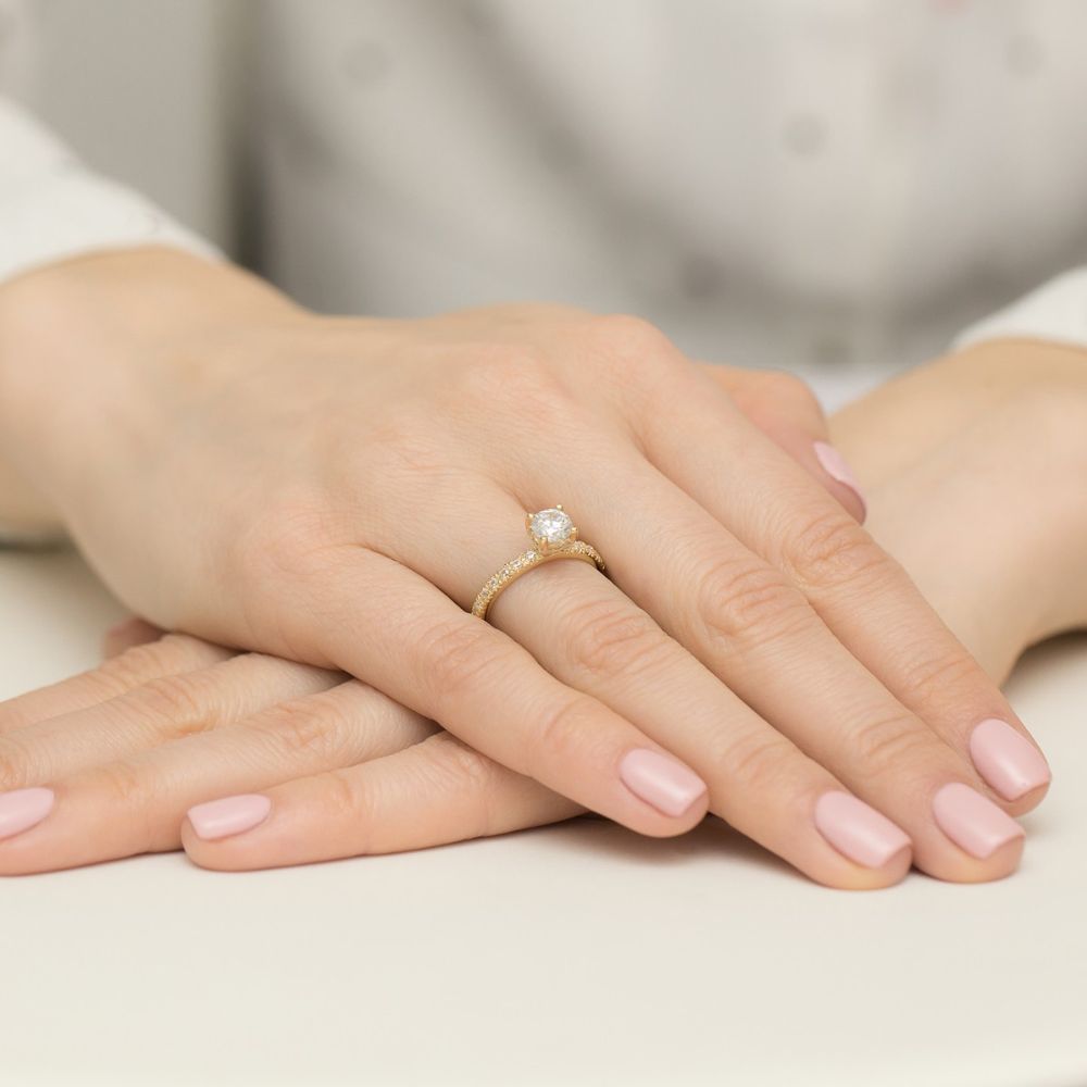 Pierścionek z brylantami 0,96 ct, żółte złoto 585, zdjęcie na dłoni