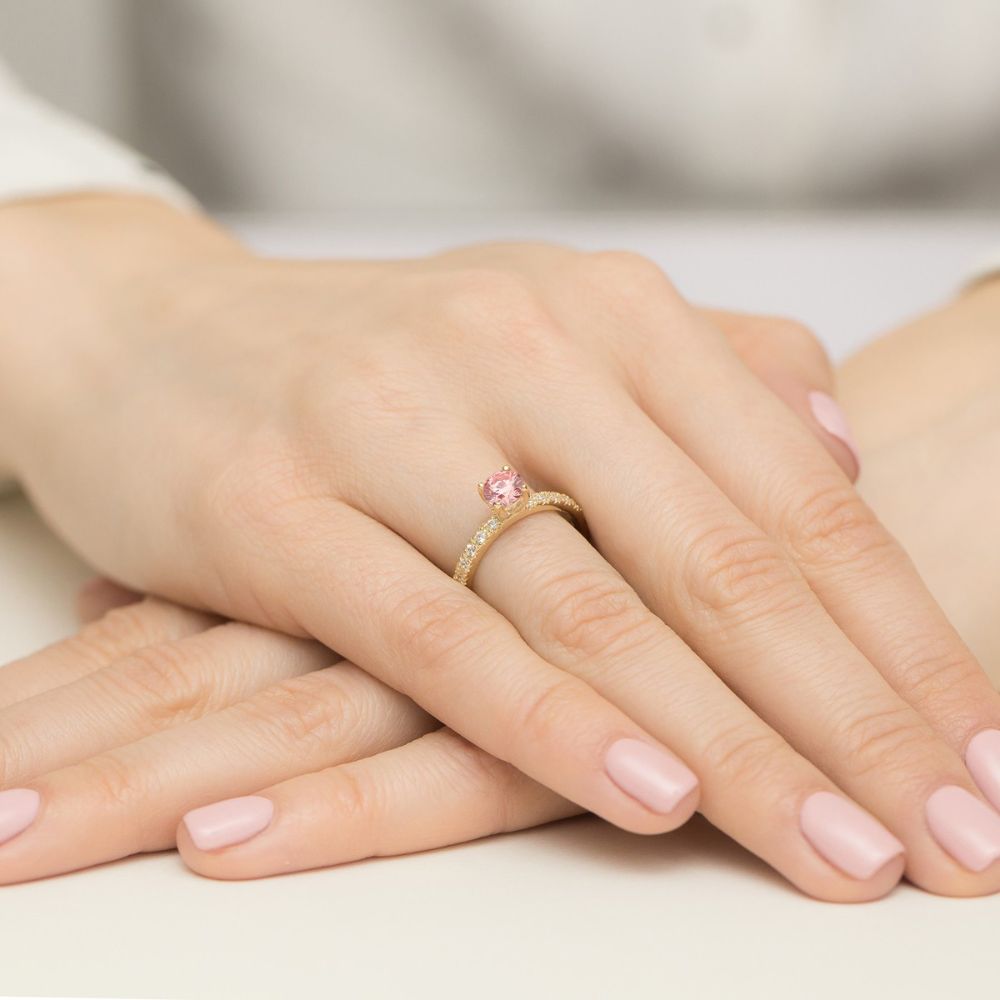 Pierścionek z różowym diamentem laboratoryjnym 0,74 ct, żółte złoto 585, zdjęcie na dłoni