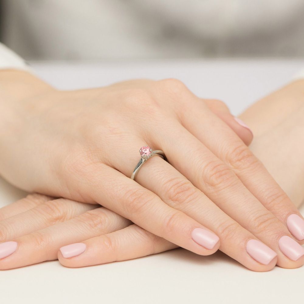 Pierścionek z różowym diamentem laboratoryjnym 0,56 ct, białe złoto 585, zdjęcie na dłoni