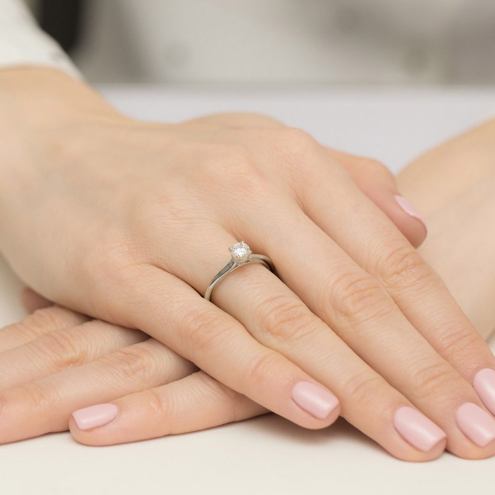 Pierścionek z diamentem laboratoryjnym 0,46 ct, białe złoto 585, zdjęcie na dłoni