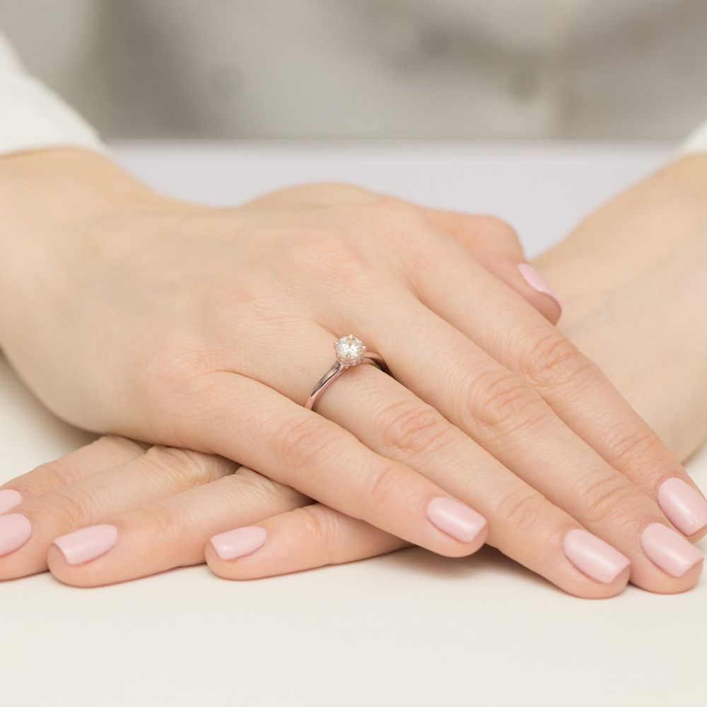 Pierścionek z brylantami 0,76 ct, różowe złoto 585, zdjęcie na dłoni