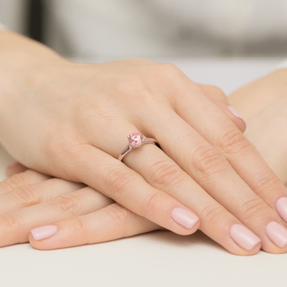Pierścionek z różowym diamentem laboratoryjnym 1,07 ct, różowe złoto 585, zdjęcie na dłoni