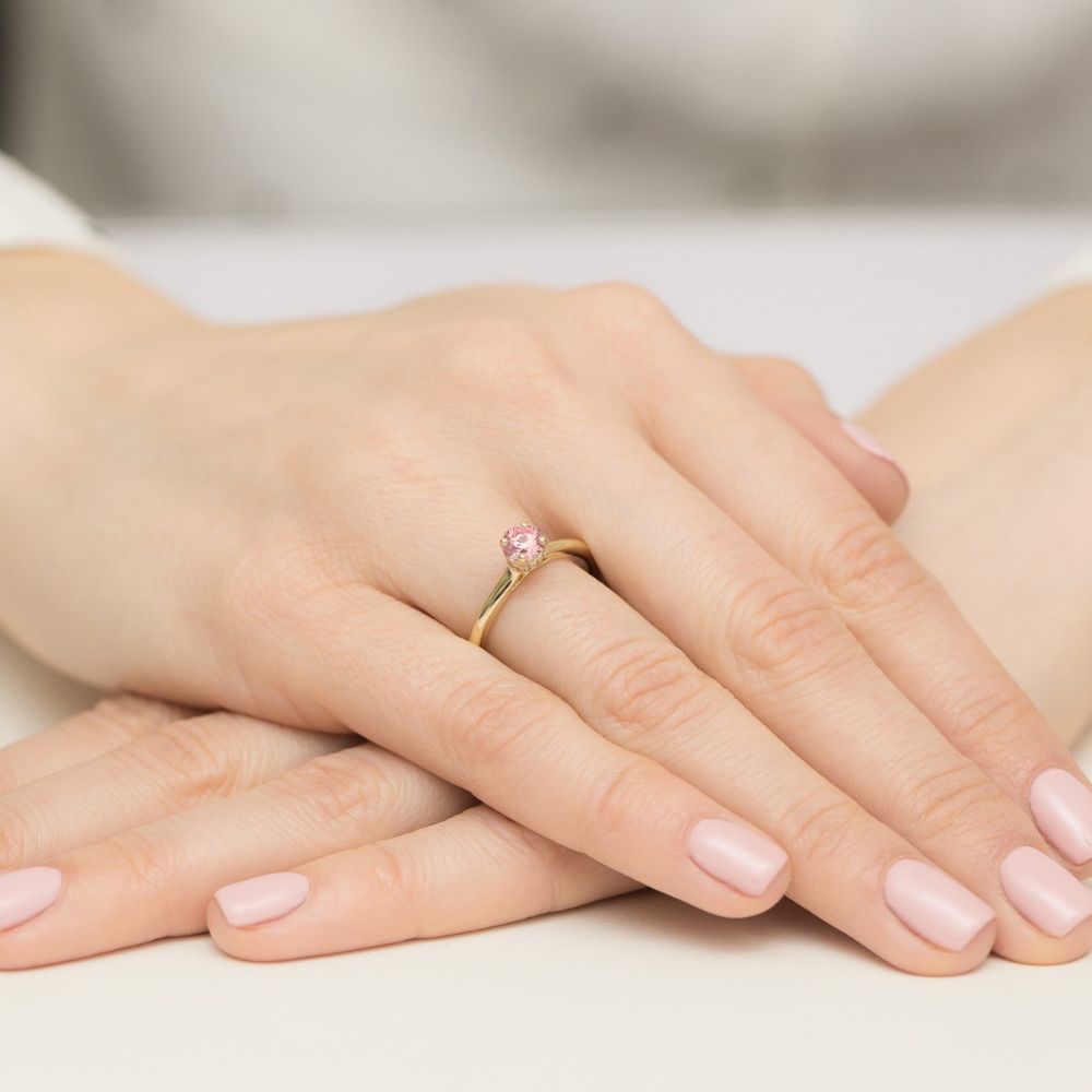 Pierścionek z różowym diamentem laboratoryjnym 0,56 ct, żółte złoto 585, zdjęcie na dłoni