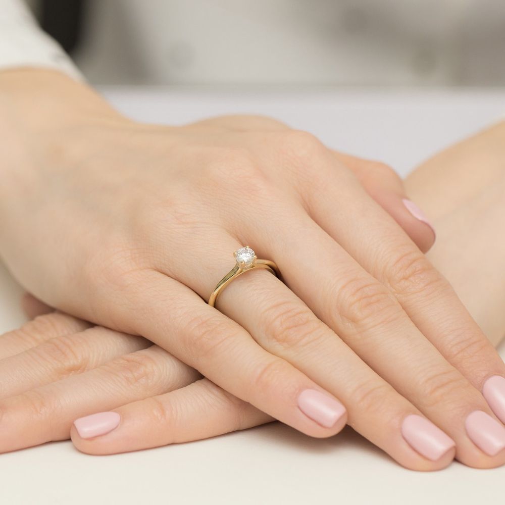 Pierścionek z diamentem laboratoryjnym 0,46 ct, żółte złoto 585, zdjęcie na dłoni