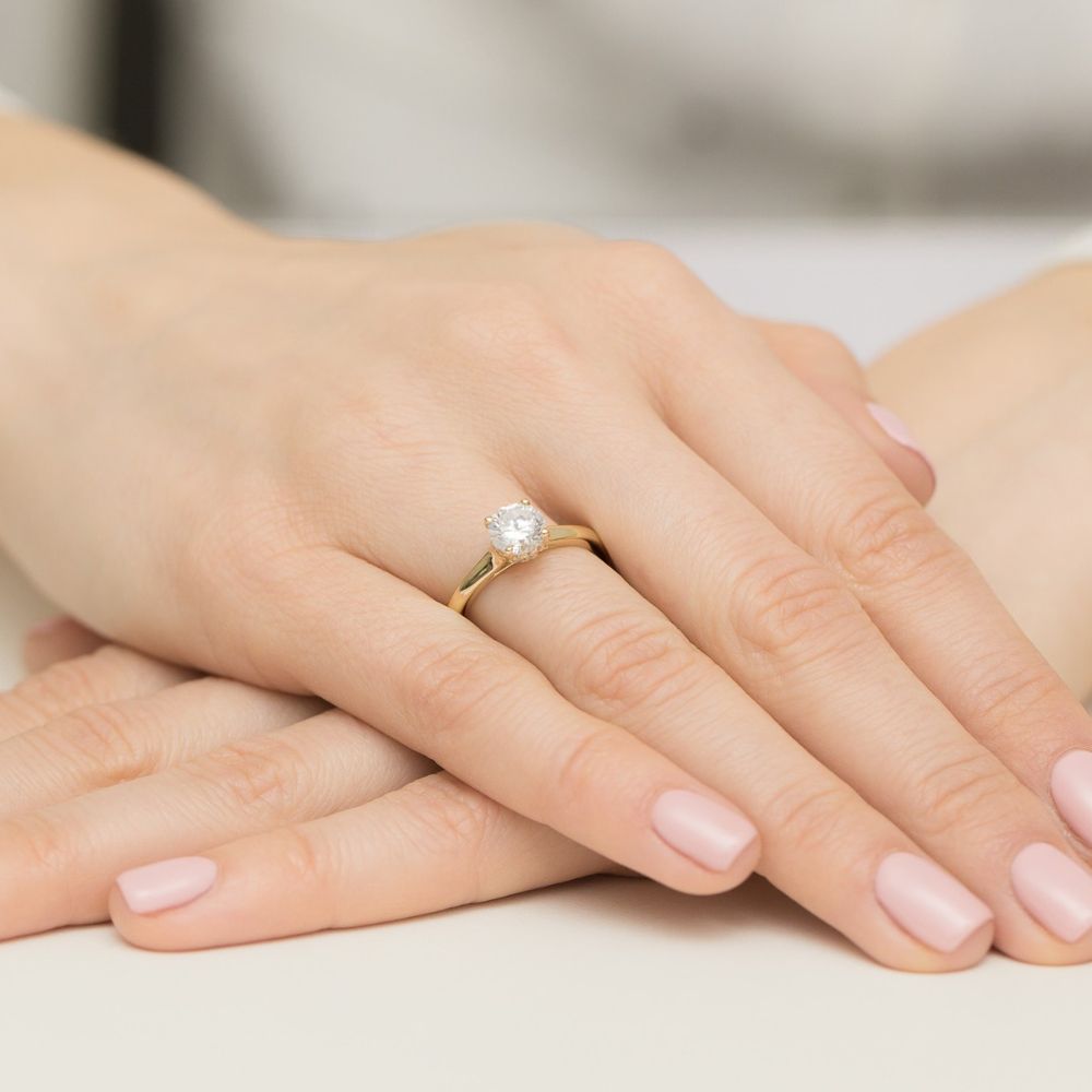 Pierścionek z diamentem laboratoryjnym 1,07 ct, żółte złoto 585, zdjęcie na dłoni