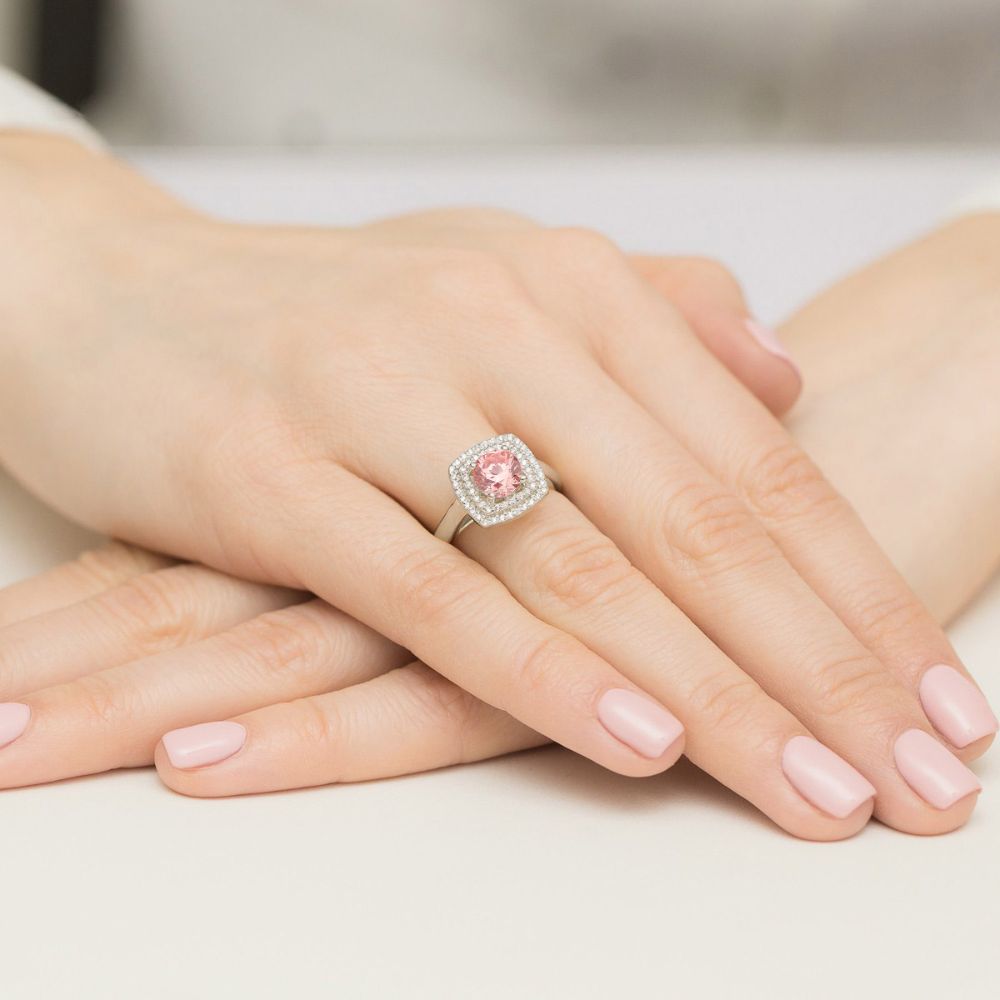 Pierścionek z różowym diamentem laboratoryjnym 1,28 ct, białe złoto 585, zdjęcie na dłoni