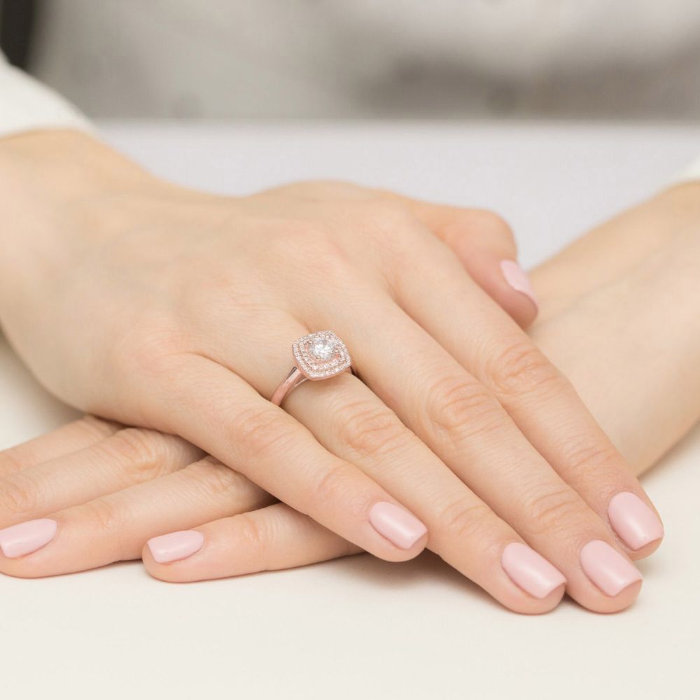 Pierścionek z brylantami 0,98 ct, różowe złoto 585, zdjęcie na dłoni