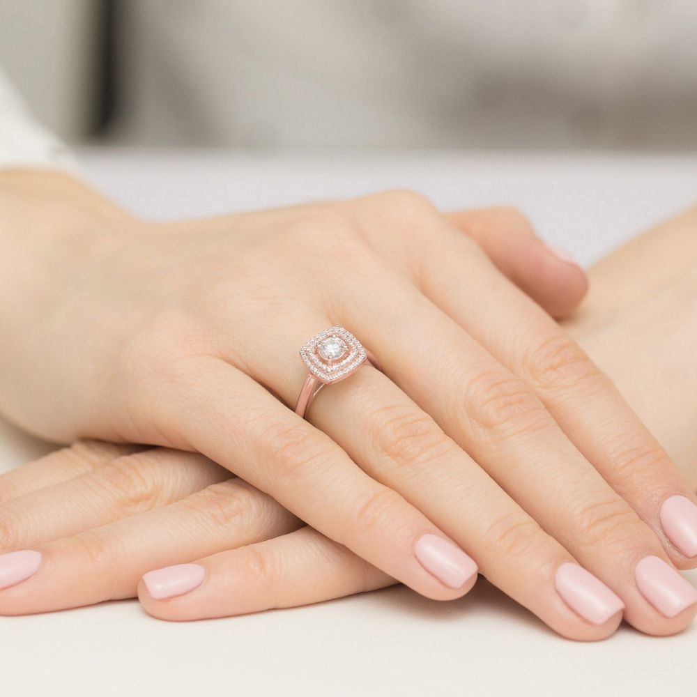 Pierścionek z diamentem laboratoryjnym 0,68 ct, różowe złoto 585, zdjęcie na dłoni
