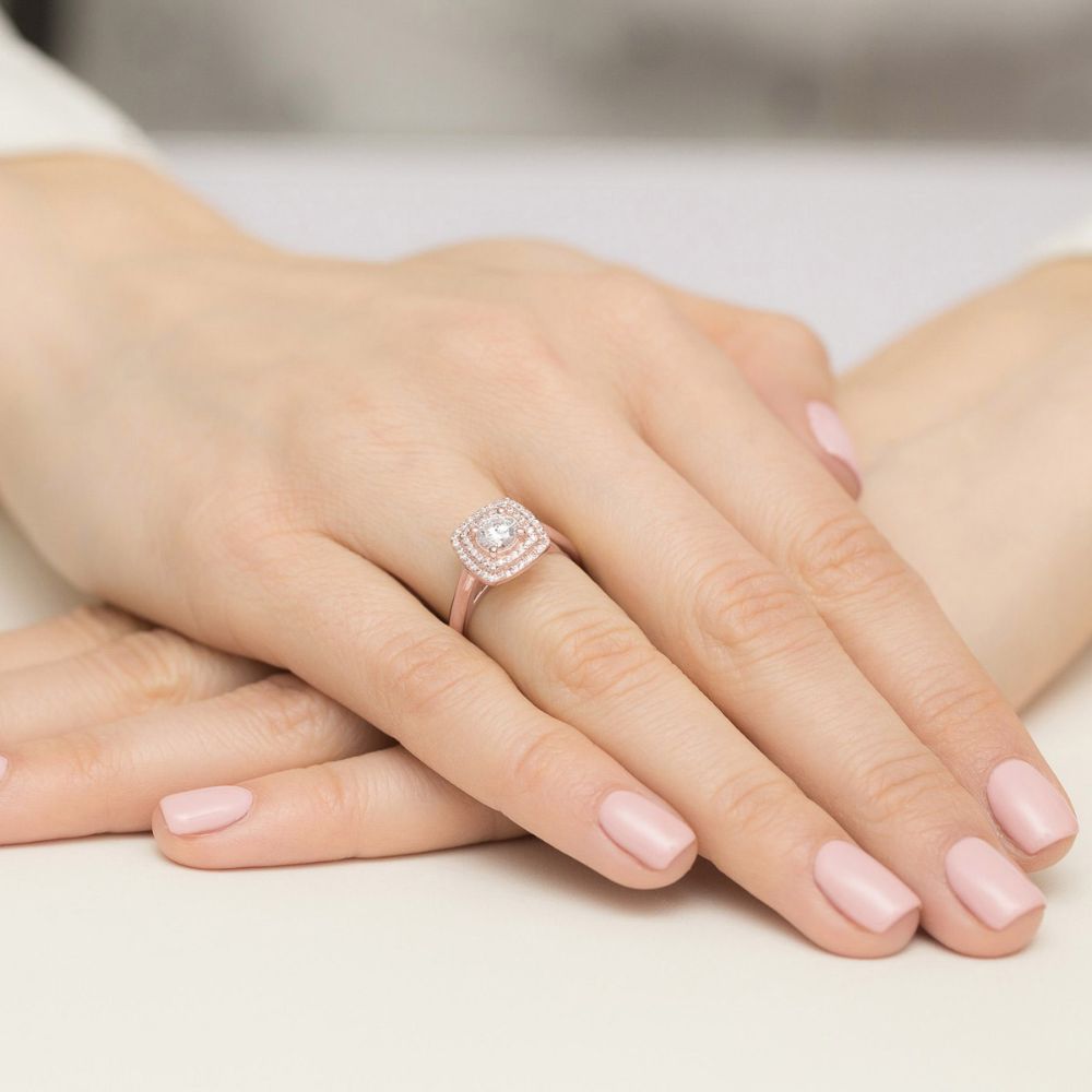 Pierścionek z diamentem laboratoryjnym 0,78 ct, różowe złoto 585, zdjęcie na dłoni