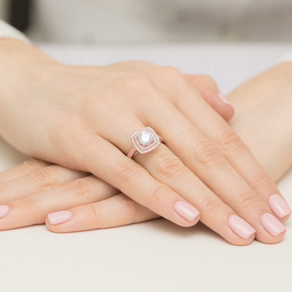 Pierścionek z diamentem laboratoryjnym 1,28 ct, różowe złoto 585, zdjęcie na dłoni