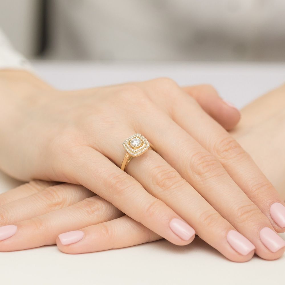 Pierścionek z diamentem laboratoryjnym 0,68 ct, żółte złoto 585, zdjęcie na dłoni