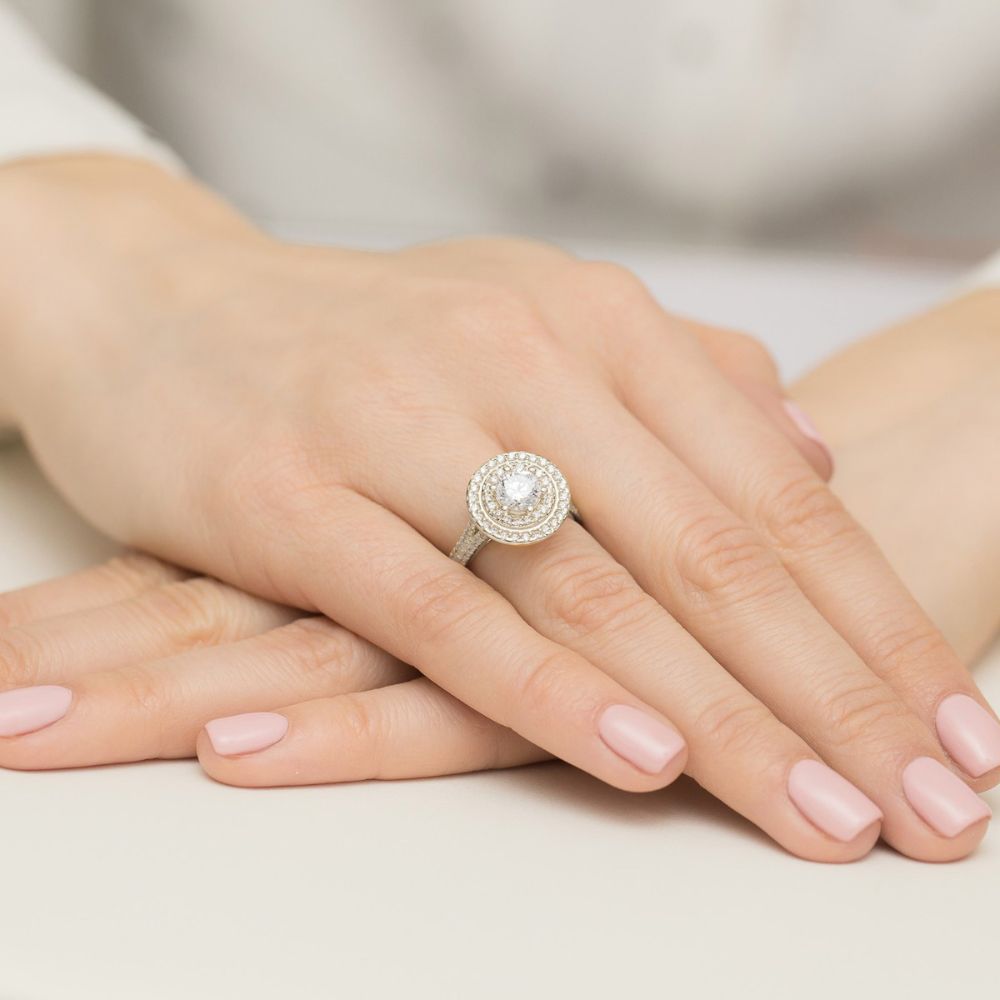 Pierścionek z diamentem laboratoryjnym 1,33 ct, białe złoto 585, zdjęcie na dłoni