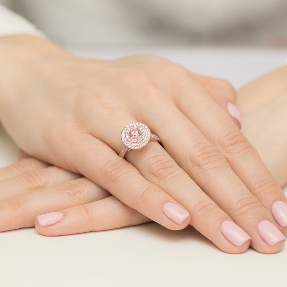 Pierścionek z różowym diamentem laboratoryjnym 1,11 ct, różowe złoto 585, zdjęcie na dłoni