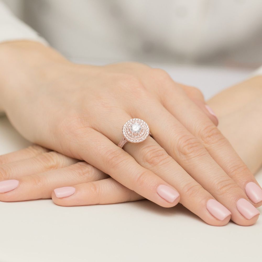 Pierścionek z diamentem laboratoryjnym 1,33 ct, różowe złoto 585, zdjęcie na dłoni