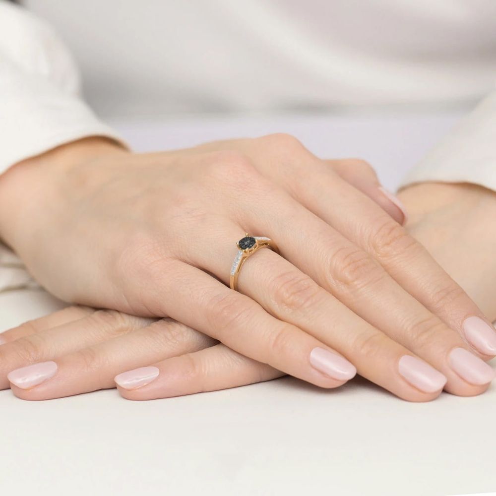 Pierścionek z czarnym diamentem 0,04 ct i brylantami, żółte złoto 585