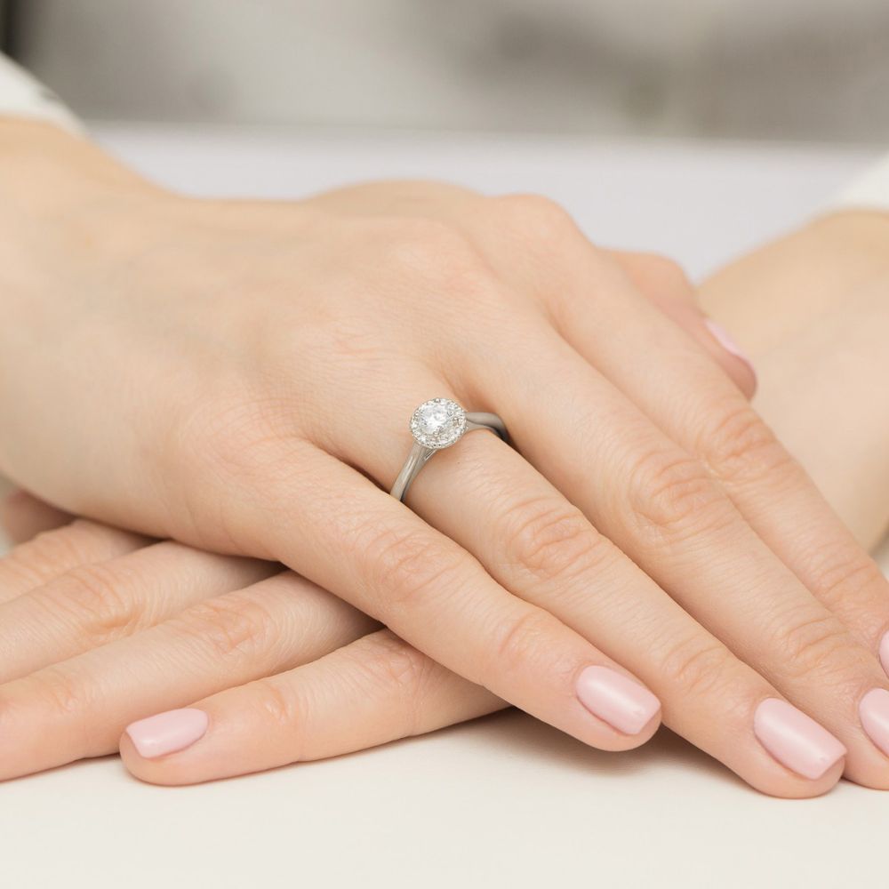 Pierścionek z brylantami 0,62 ct, białe złoto 585, zdjęcie na dłoni