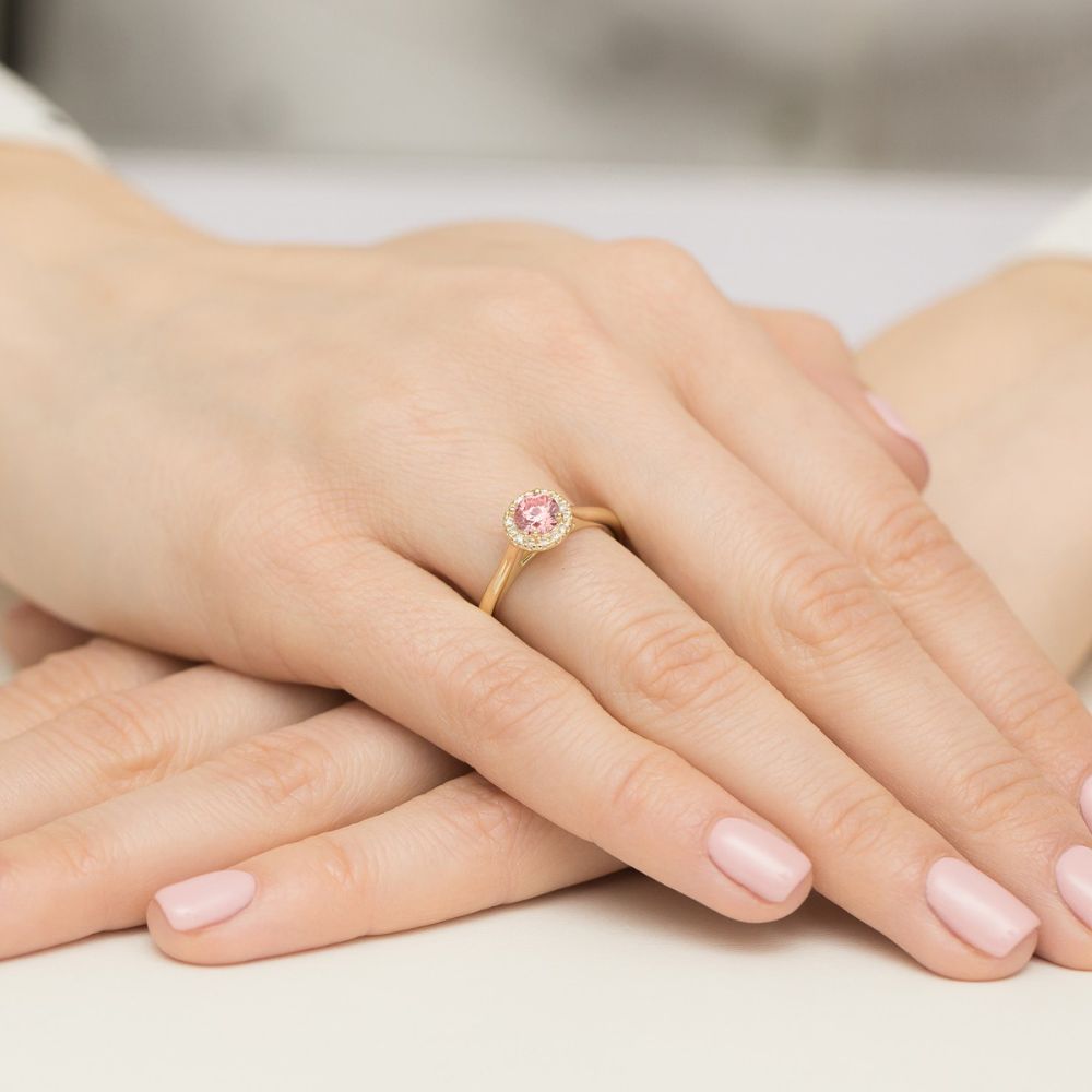 Pierścionek z różowym diamentem laboratoryjnym 0,62 ct, żółte złoto 585, zdjęcie na dłoni