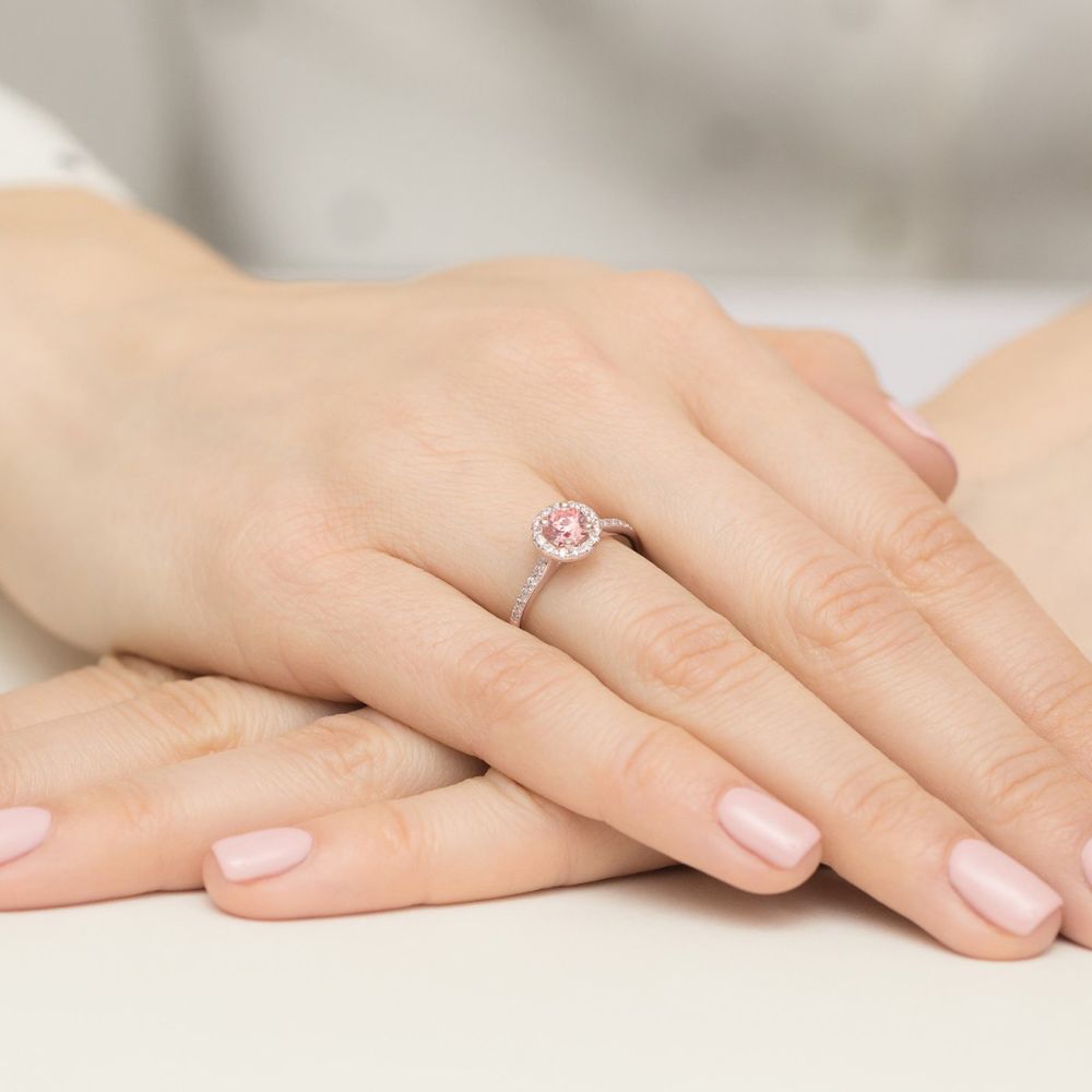Pierścionek z różowym diamentem laboratoryjnym 0,74 ct, różowe złoto 585, zdjęcie na dłoni