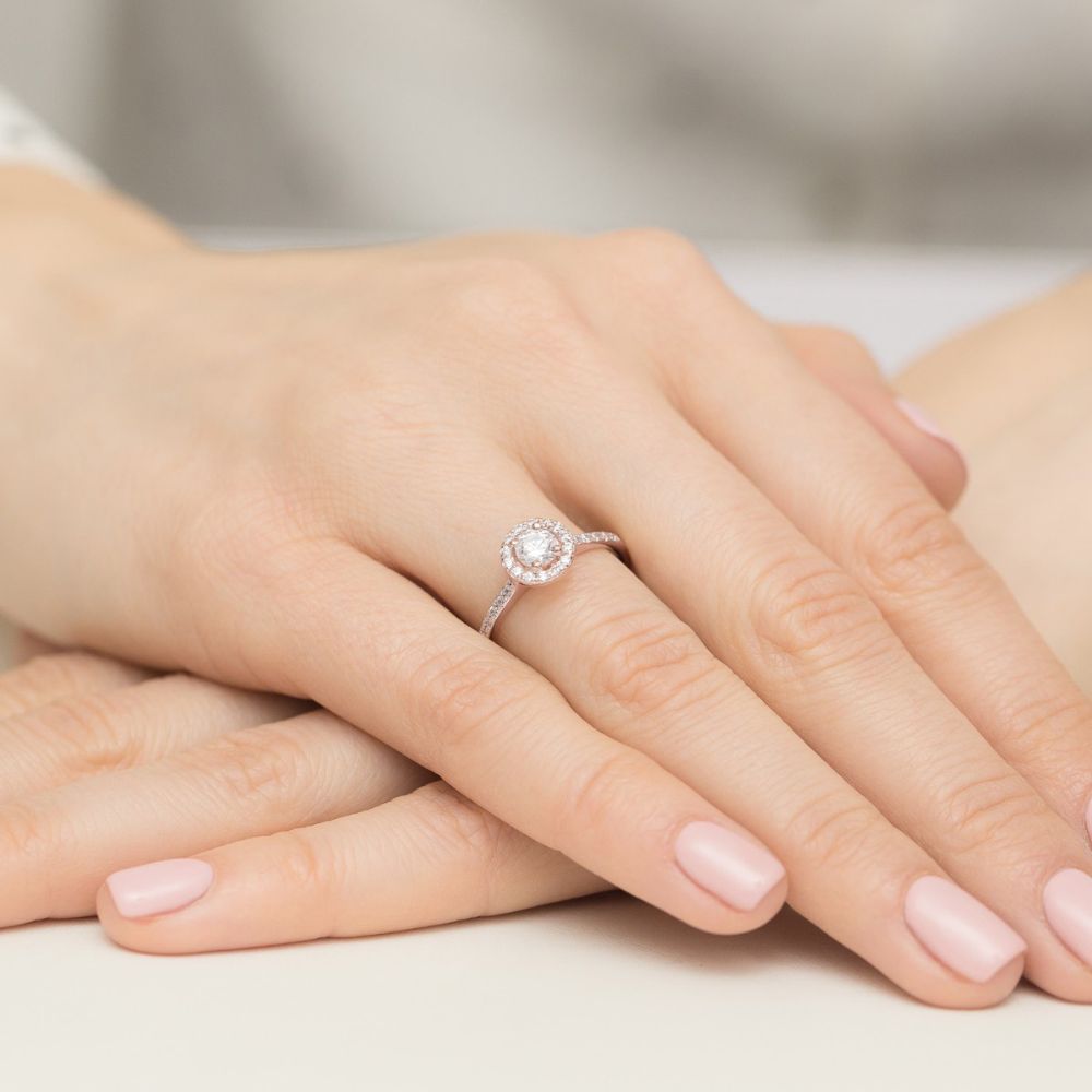 Pierścionek z diamentem laboratoryjnym 0,64 ct, różowe złoto 585, zdjęcie na dłoni