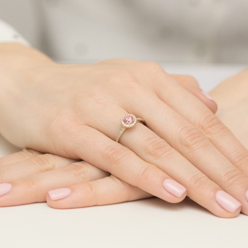Pierścionek z różowym diamentem laboratoryjnym 0,74 ct, żółte złoto 585, zdjęcie na dłoni