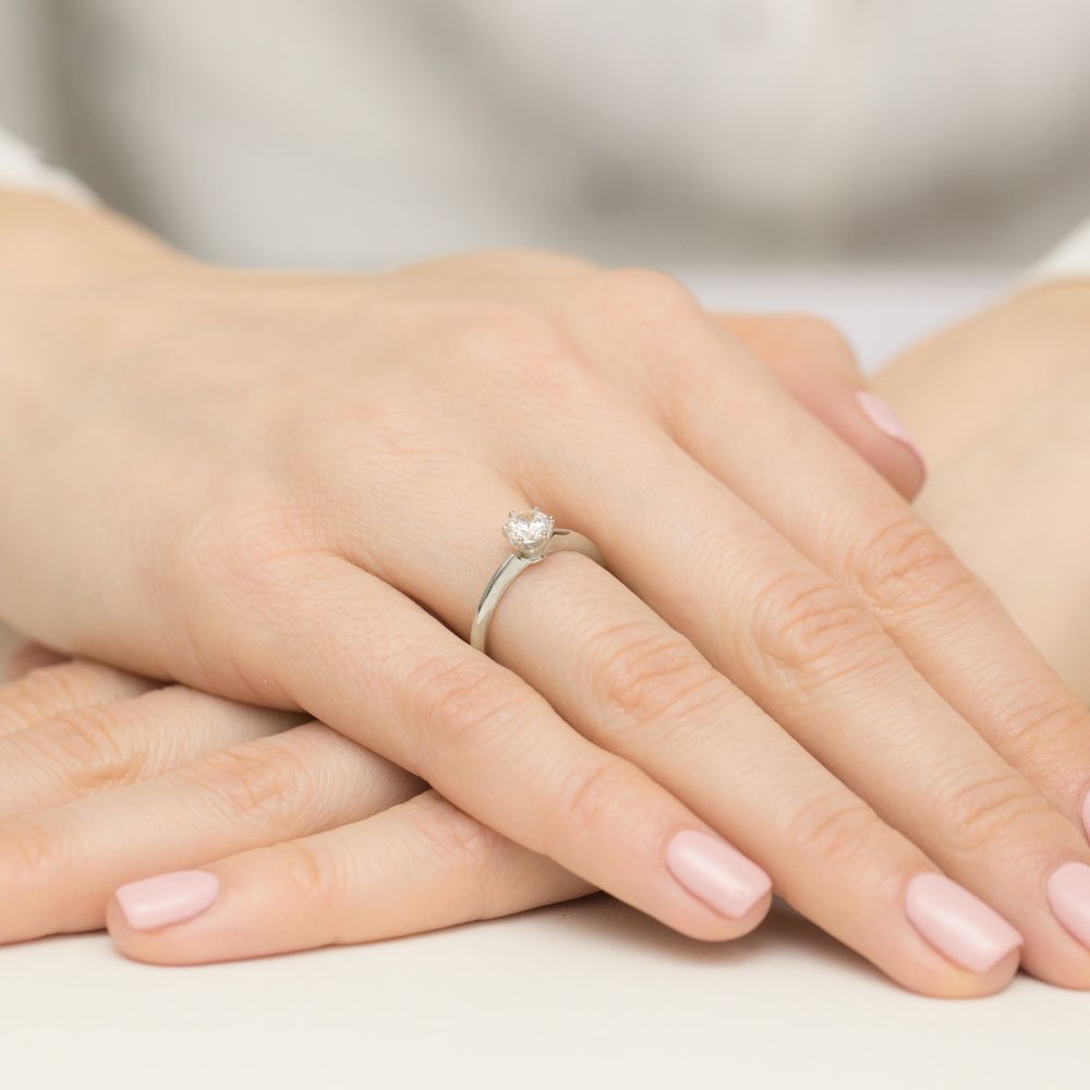 Pierścionek z diamentem laboratoryjnym 0,50 ct, białe złoto 585, zdjęcie na dłoni