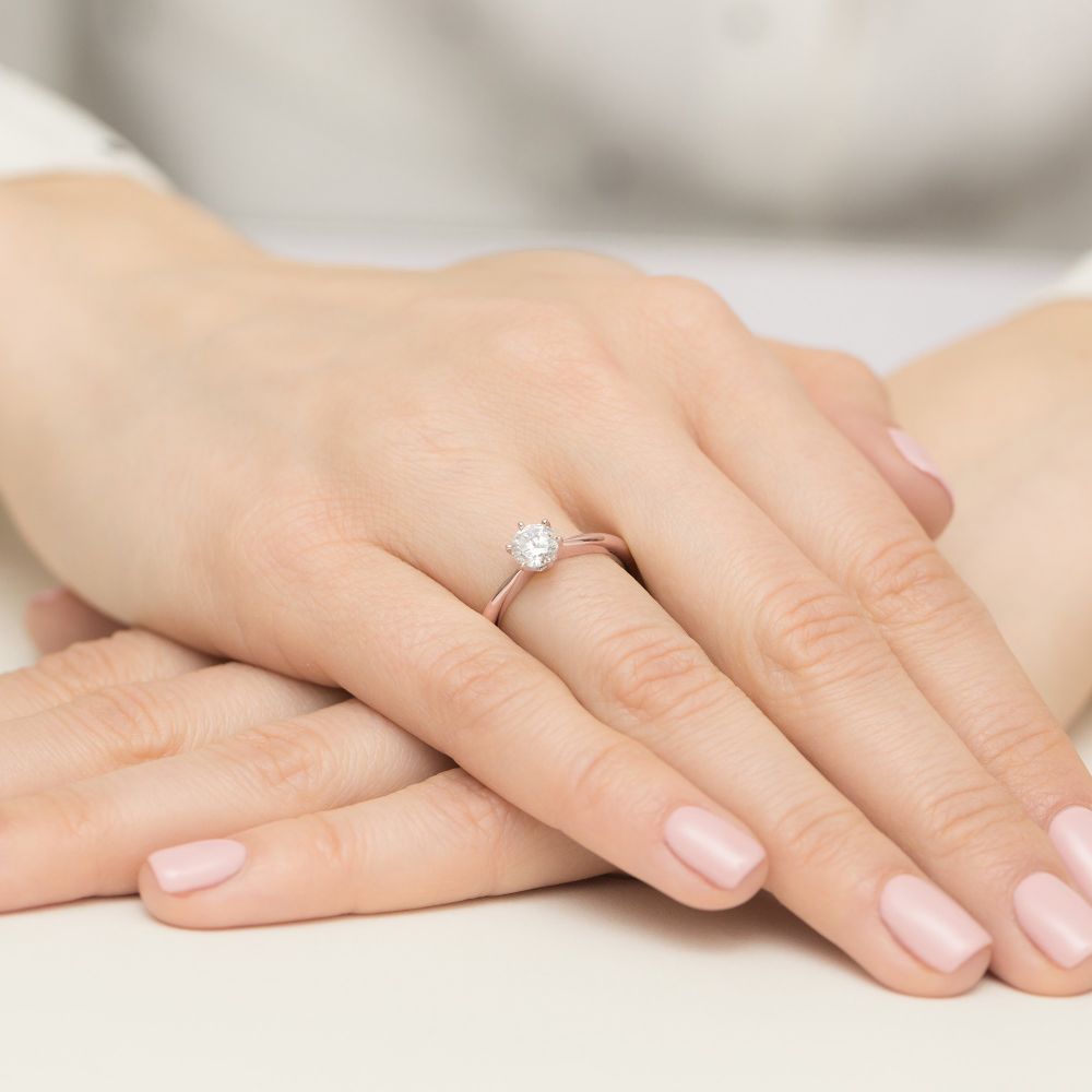 Pierścionek zaręczynowy z brylantem 0,70 ct, różowe złoto 585, zdjęcie na dłoni