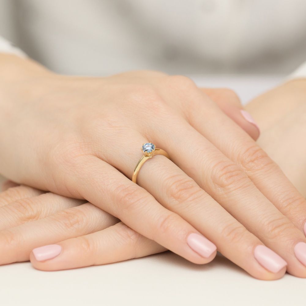 Pierścionek z niebieskim diamentem laboratoryjnym 0,50 ct, żółte złoto 585, zdjęcie na dłoni